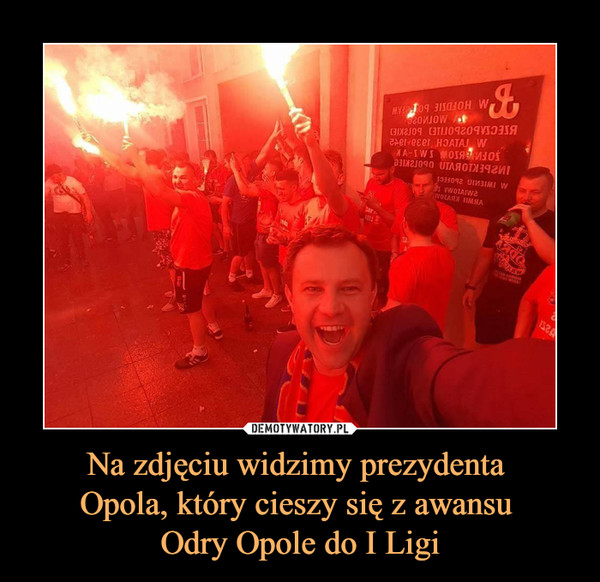 Na zdjęciu widzimy prezydenta Opola, który cieszy się z awansu Odry Opole do I Ligi –  