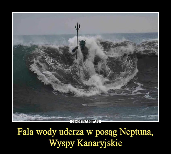 Fala wody uderza w posąg Neptuna, Wyspy Kanaryjskie