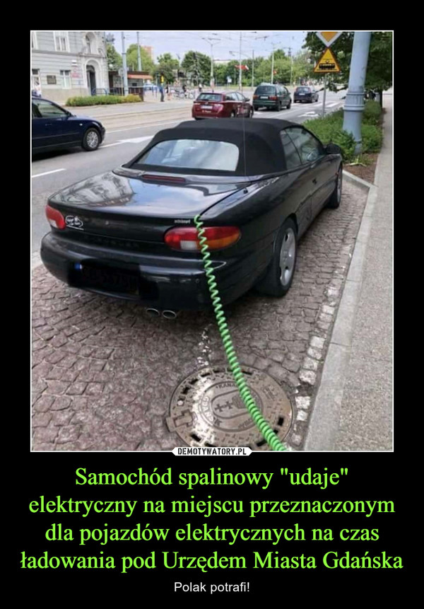 Samochód spalinowy "udaje" elektryczny na miejscu przeznaczonym dla pojazdów elektrycznych na czas ładowania pod Urzędem Miasta Gdańska