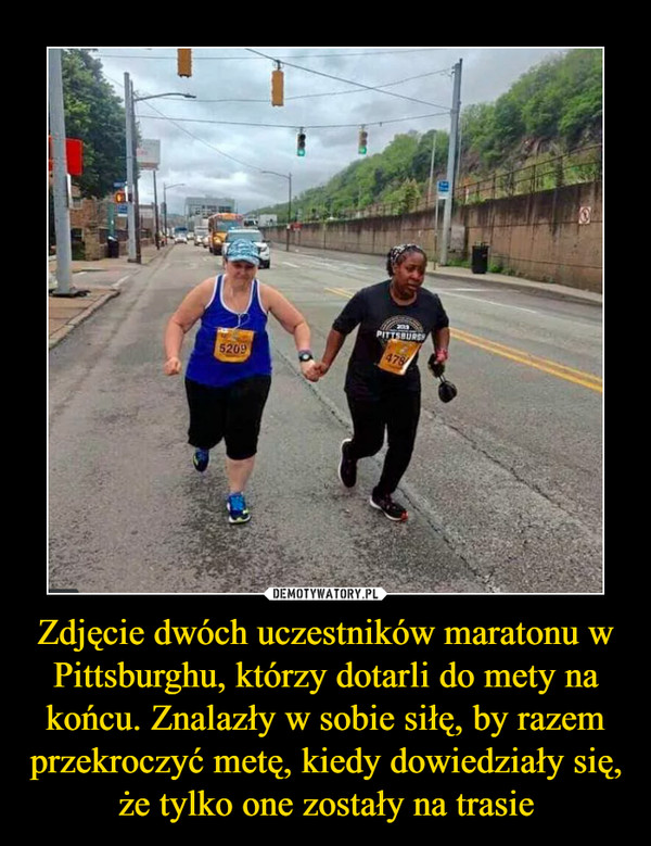 Zdjęcie dwóch uczestników maratonu w Pittsburghu, którzy dotarli do mety na końcu. Znalazły w sobie siłę, by razem przekroczyć metę, kiedy dowiedziały się, że tylko one zostały na trasie –  