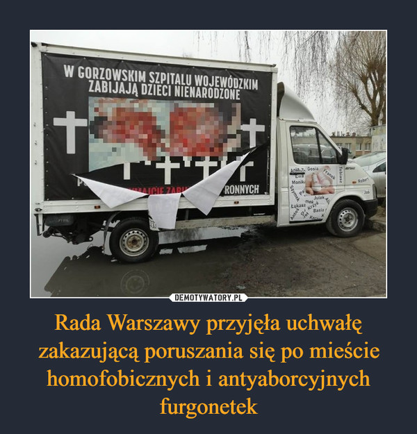 Rada Warszawy przyjęła uchwałę zakazującą poruszania się po mieście homofobicznych i antyaborcyjnych furgonetek –  