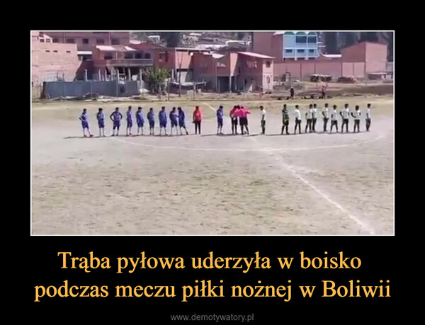 Trąba pyłowa uderzyła w boisko podczas meczu piłki nożnej w Boliwii –  