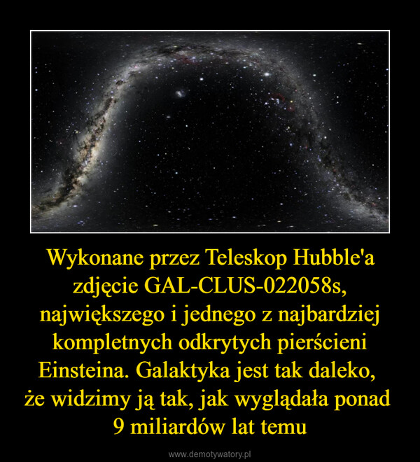 Wykonane przez Teleskop Hubble'a zdjęcie GAL-CLUS-022058s, największego i jednego z najbardziej kompletnych odkrytych pierścieni Einsteina. Galaktyka jest tak daleko, że widzimy ją tak, jak wyglądała ponad 9 miliardów lat temu –  