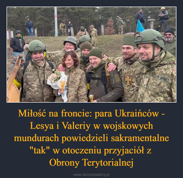 Miłość na froncie: para Ukraińców - Lesya i Valeriy w wojskowych mundurach powiedzieli sakramentalne "tak" w otoczeniu przyjaciół z Obrony Terytorialnej –  