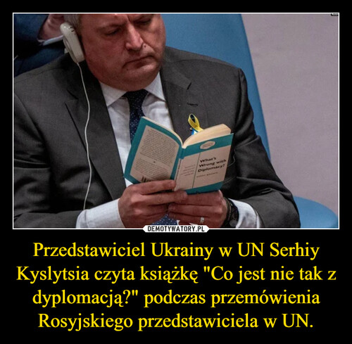 Przedstawiciel Ukrainy w UN Serhiy Kyslytsia czyta książkę "Co jest nie tak z dyplomacją?" podczas przemówienia Rosyjskiego przedstawiciela w UN.