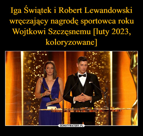 Iga Świątek i Robert Lewandowski wręczający nagrodę sportowca roku Wojtkowi Szczęsnemu [luty 2023, koloryzowane]